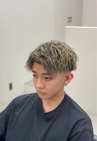 ショート パーマ RONND   Weg所属・海瑠万／メンズパーマ ／ブリーチ／フェードのヘアスタイル