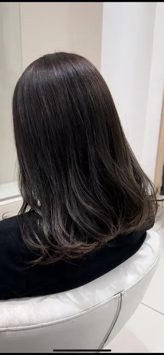 セミロング ☃️顔周りレイヤー グレージュSHUTOのヘアスタイル