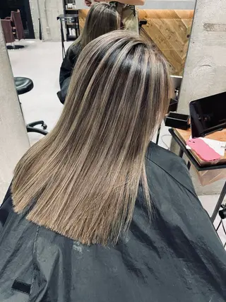 セミロング 🫧ハイライトカラー 🫧 𝓜𝓘𝓤のヘアスタイル