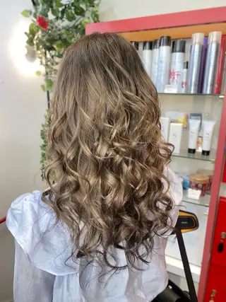 セミロング ゆぴ☾‪/推しカラー /ハイトーンのヘアスタイル