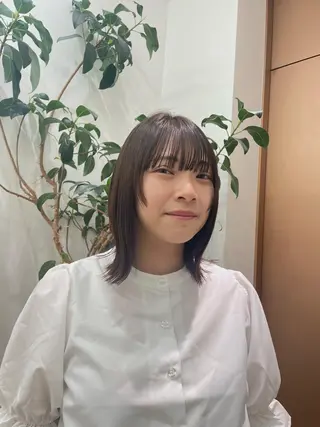 ミディアム リカ/ハイトーン ・オリーブ🍀のヘアスタイル