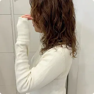 セミロング パーマ H梅田 / 811 堀本菜奈のヘアスタイル