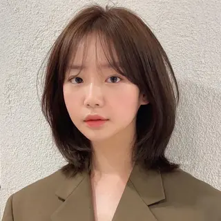 ミディアム カラー 曲がる縮毛矯正 センターパートのヘアスタイル