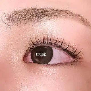 マツエク・マツパ アイサロンTOP BROW天王寺あべの店所属・TOPBROW マユリのマツエク・マツパデザイン