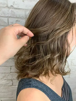 セミロング カラー 韓国ヘア✨グレージュ カラーasamiのヘアスタイル