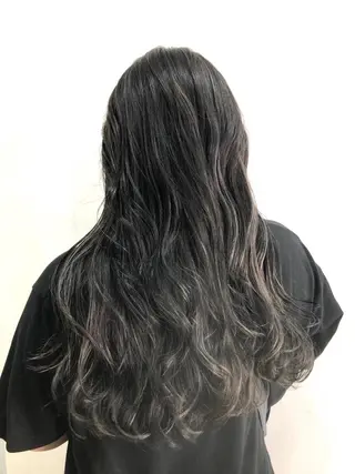 ロング 白いハイライト🤍 タナカリョウスケのヘアスタイル