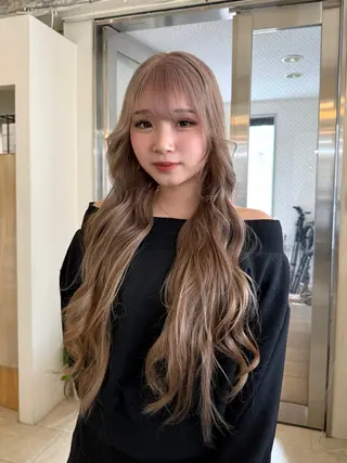 ロング Maho/海外 レイヤー/ハイトーンのヘアスタイル