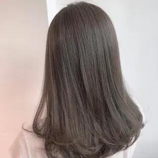 ミディアム カラー レイヤーカット 透明感カラーのヘアスタイル