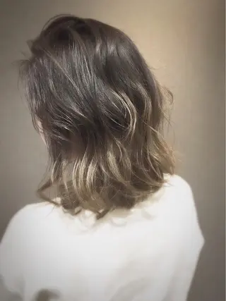 セミロング カラー 磧本 祐里恵のヘアスタイル