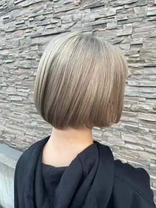 ショート カラー ☘️折戸結菜☘️ ハイトーンカラーのヘアスタイル