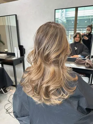 ロング 足立 采弥のヘアスタイル