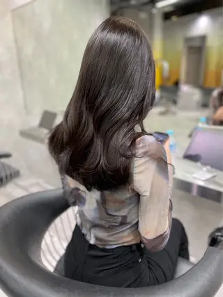 カラー 花井輝 ボブ/センターパートのヘアスタイル