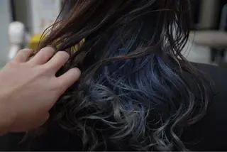 カラー 能登谷 泉稀のヘアスタイル