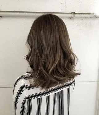 セミロング カラー オフホワイトアンドなんば所属・福西 洋斗のヘアスタイル