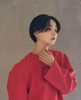 ショート カラー 曲がる縮毛矯正 センターパートのヘアスタイル