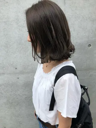 ミディアム カラー THE DAY所属・AKI HASHIMOTOのヘアスタイル