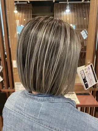 ショート カラー 白髪ぼかし バレイヤージュ志鎌のヘアスタイル