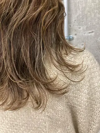 カラー 🟢ウルフ/スパイラ ルパーマ/大西🟢のヘアスタイル