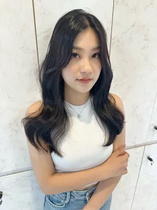 セミロング カラー ヘアアレンジ Akane レイヤー/艶カラーのヘアスタイル