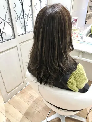 ミディアム ブリーチ無し白髪ぼか し/艶髪/津嘉山のヘアスタイル