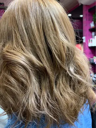 セミロング カラー 横山 千春のヘアスタイル
