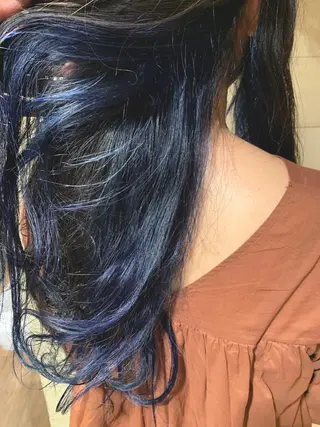 ロング カラー クワハラ イオリのヘアスタイル