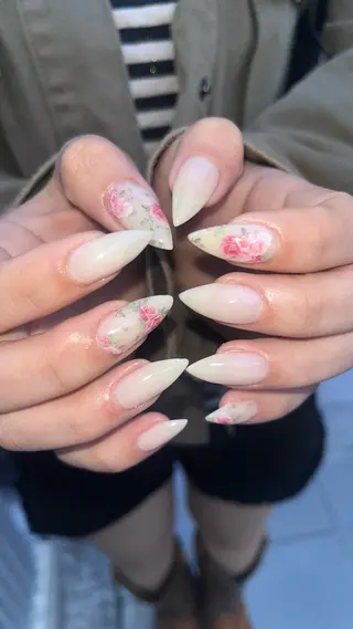 ネイル Mariris所属・ᗷᗩᑎSᗩ ᑎᗩIᒪ ՏᗩᒪOᑎのネイルデザイン