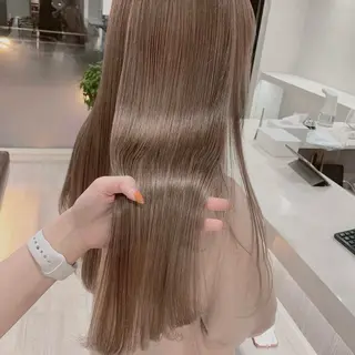 ミディアム グレージュ/レイヤー ふうか　渋谷のヘアスタイル