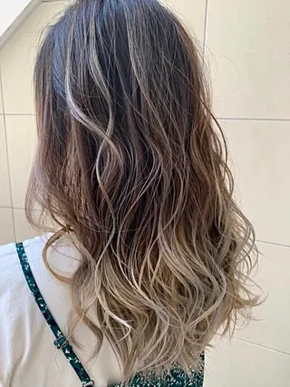 セミロング カラー ☁Neolive .Ayana✂️のヘアスタイル