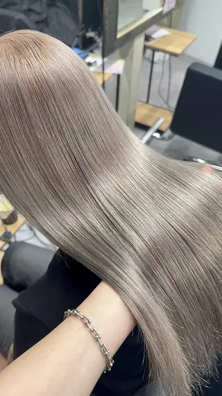 ロング riah 【リア】所属・瀧優華白髪ぼかし 大人レイヤーのヘアスタイル