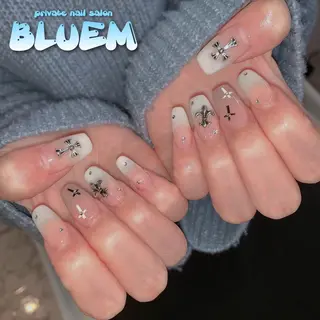 ネイル BLUEM なな🐶のネイルデザイン