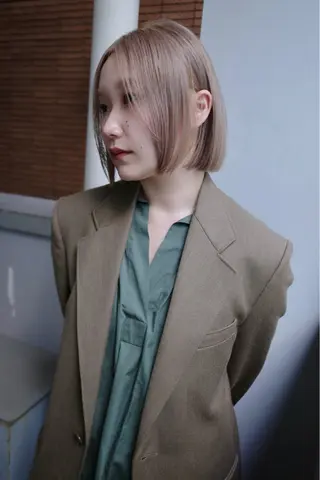 ショート カラー SALOWIN所属・ブリーチ✨ ボブ🪢レイヤーのヘアスタイル