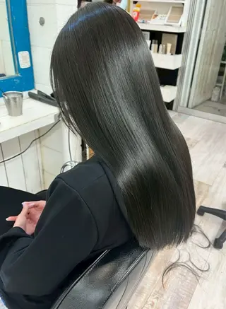 ロング カラー 江口 衣音のヘアスタイル