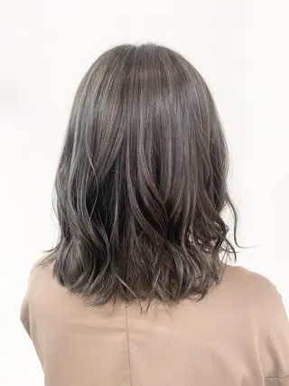 ミディアム カラー 乳井 悠香のヘアスタイル