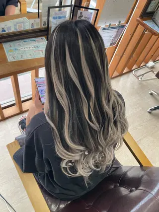 ロング カラー ALOHANA 津店所属・TSUBASA▫️ ブリーチ#エクステのヘアスタイル