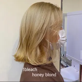 ミディアム AHNKISM所属・トレンドレイヤー/ 透明感カラーのヘアスタイル
