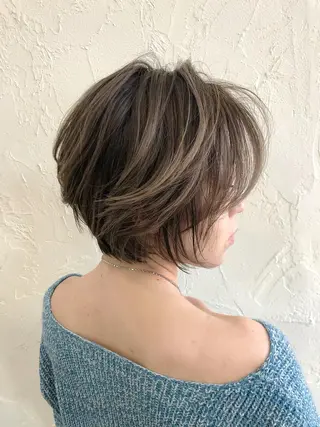 ショート カラー 韓国レイヤー外国人風 透明感カラー髪質改善のヘアスタイル