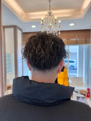 ショート パーマ メンズ ナチュラル暖色カラー 🤎 佐藤栞のヘアスタイル