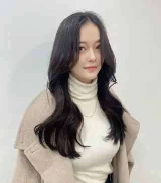 ロング Qin原宿店所属・葵 韓国オタク美容師 レイヤーカットのヘアスタイル