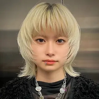 ショート ウルフ/レイヤー/ ブリーチカラーのヘアスタイル