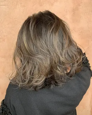 ミディアム カラー N° aria 三軒茶屋のヘアスタイル