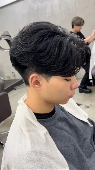 ショート パーマ モナン新宿所属・曲がる縮毛 メンズ 毛流れ 佐々木 優のヘアスタイル