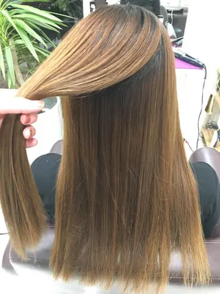 ロング Aile所属・酸性ストレート／カラ ー/山下高明のヘアスタイル