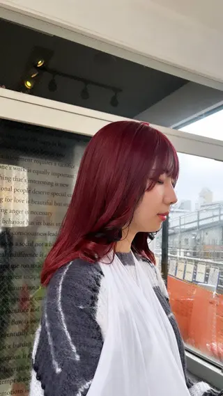 ミディアム まみ/暖色カラー /デザインカラーのヘアスタイル