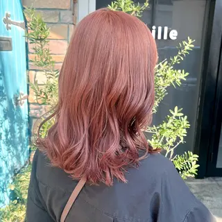 ミディアム カラー 伊藤 玲衣のヘアスタイル