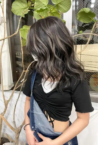 セミロング 白いハイライト🤍 タナカリョウスケのヘアスタイル