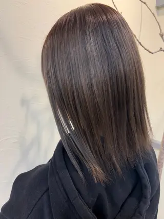 ミディアム カラー 伯部 真子のヘアスタイル