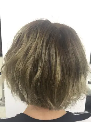 ショート カラー 岩崎 裕司のヘアスタイル