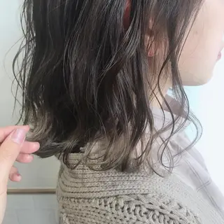 ミディアム ブリーチなしカラー/ 顔周りレイヤーカットのヘアスタイル