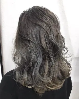 ミディアム パーマ マツエク・マツパ FOLK所属・白髪ぼかしハイライト バレイヤージュヤマトのヘアスタイル